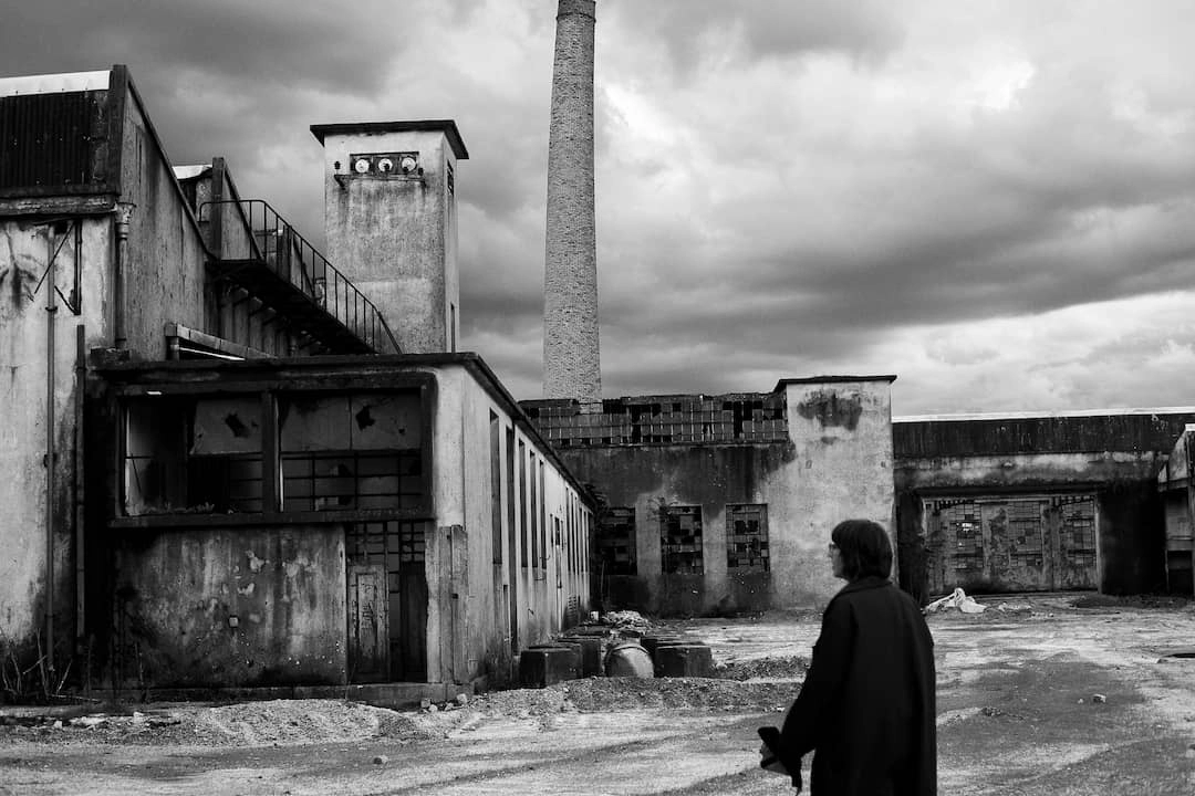 Fotografia Documental em Guimaraes, Portugal — Serie sobre fabrica abandonada com amigos — por Talles Gomes (jimmy leto)